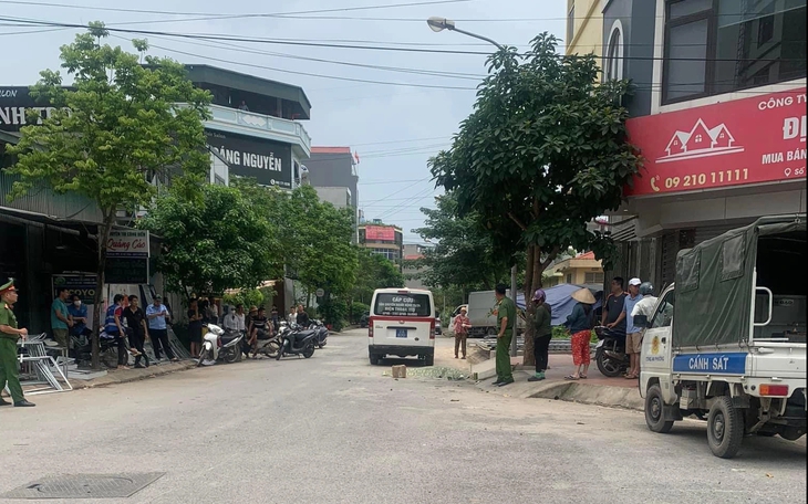 Nữ sinh rơi từ tầng cao xuống đất, tử vong thương tâm ở Hà Nội