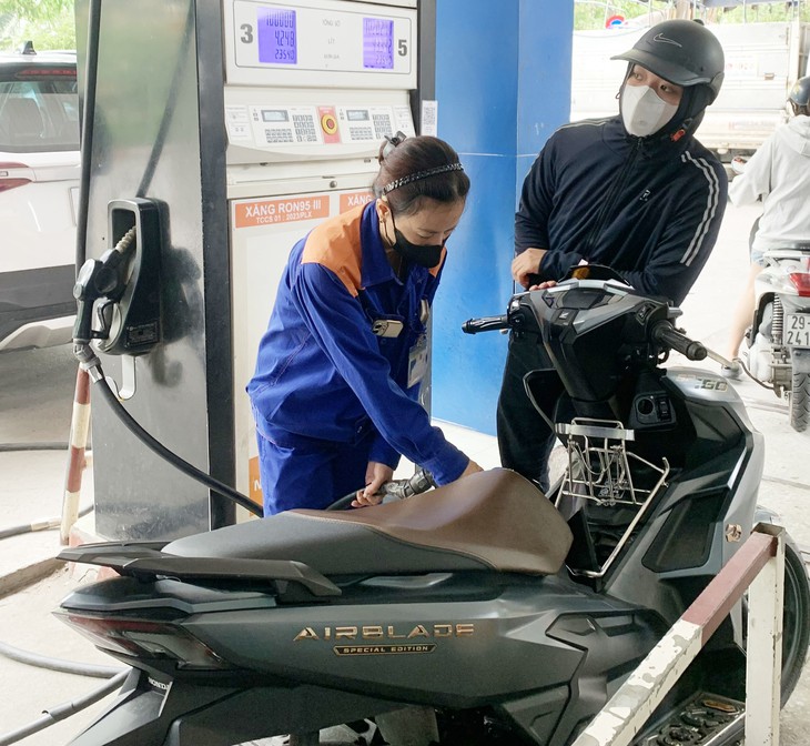 Giá xăng trong nước ngày mai có thể giảm tiếp. Ảnh: Nguyễn Khánh