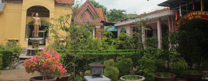 Thăm Khu tưởng niệm Bác Hồ trong khuôn viên của gia đình một cựu chiến binh- Ảnh 1. Thăm Khu tưởng niệm Bác Hồ trong khuôn viên của gia đình một cựu chiến binh- Ảnh 1.