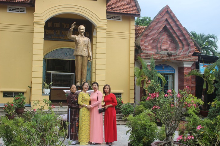 Thăm Khu tưởng niệm Bác Hồ trong khuôn viên của gia đình một cựu chiến binh- Ảnh 4. Thăm Khu tưởng niệm Bác Hồ trong khuôn viên của gia đình một cựu chiến binh- Ảnh 4.