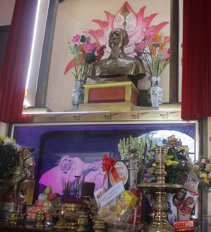Thăm Khu tưởng niệm Bác Hồ trong khuôn viên của gia đình một cựu chiến binh- Ảnh 2. Thăm Khu tưởng niệm Bác Hồ trong khuôn viên của gia đình một cựu chiến binh- Ảnh 2.