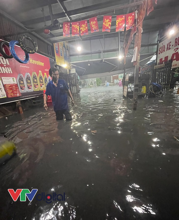 Cận cảnh nhiều tuyến đường ở TPHCM mênh mông trong biển nước- Ảnh 6.
