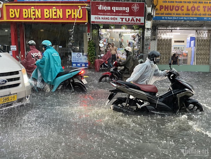 Cận cảnh nhiều tuyến đường ở TPHCM mênh mông trong biển nước- Ảnh 2.