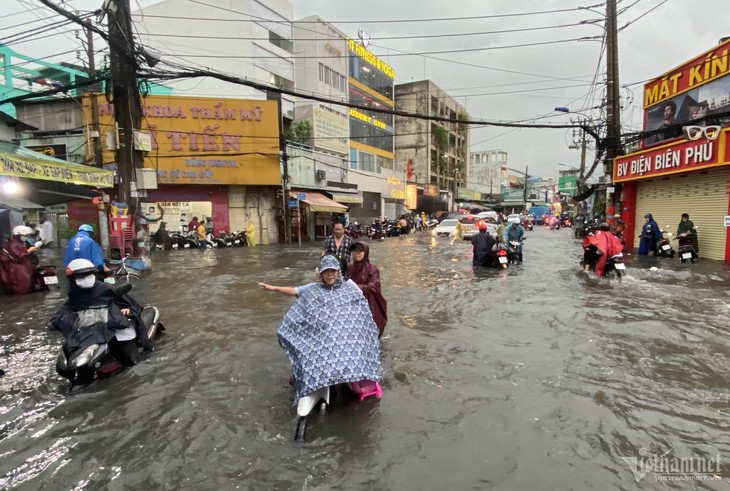 Cận cảnh nhiều tuyến đường ở TPHCM mênh mông trong biển nước- Ảnh 1.