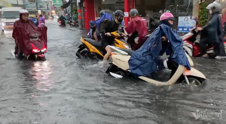 Cận cảnh nhiều tuyến đường ở TPHCM mênh mông trong biển nước- Ảnh 5.