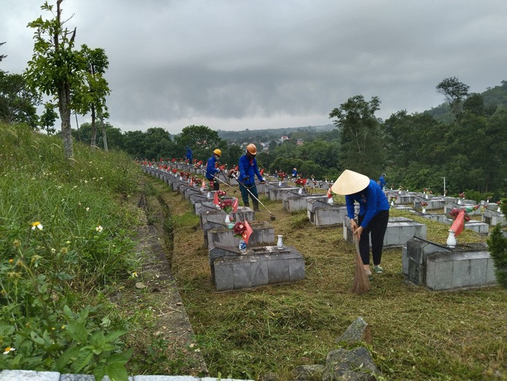 Hàng trăm đoàn viên dọn dẹp nghĩa trang, chuẩn bị đón hài cốt liệt sĩ từ Lào về đất mẹ- Ảnh 1. Hàng trăm đoàn viên dọn dẹp nghĩa trang, chuẩn bị đón hài cốt liệt sĩ từ Lào về đất mẹ- Ảnh 1.