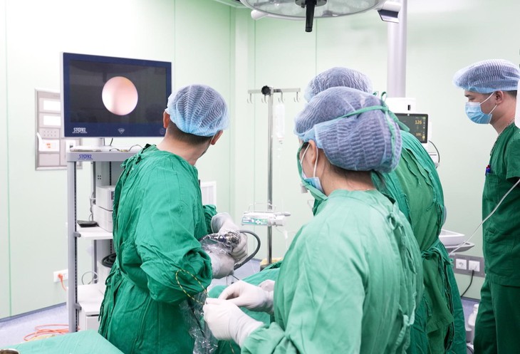 Bé 17 tháng tuổi bị sỏi niệu đạo hiếm gặp- Ảnh 1.
