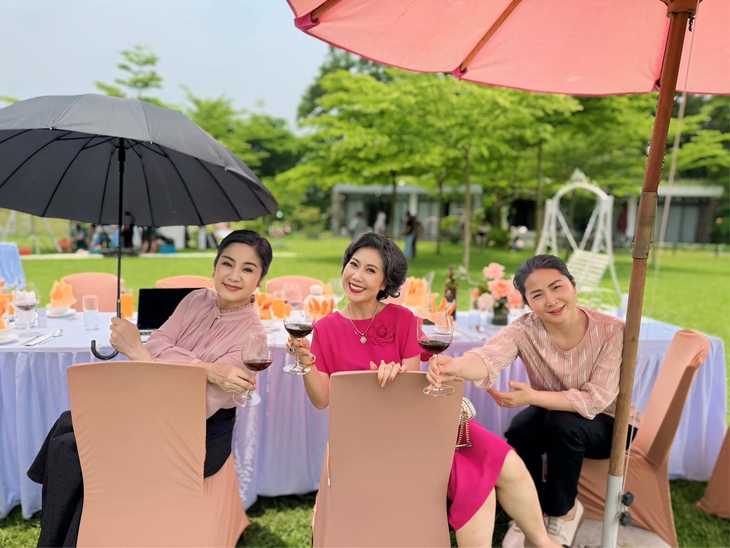 Hương Tươi và 'con gái' tiết lộ thú vị khi chia tay 'Trạm cứu hộ trái tim'- Ảnh 6. Hương Tươi và 'con gái' tiết lộ thú vị khi chia tay 'Trạm cứu hộ trái tim'- Ảnh 6.