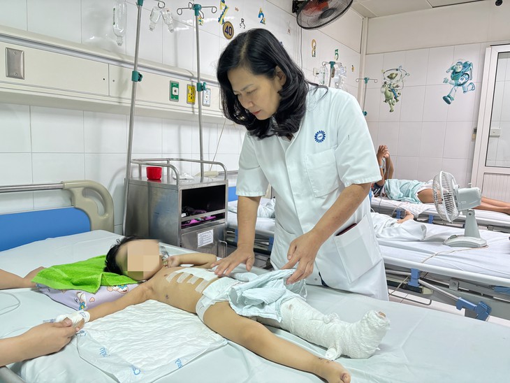 Nhận bệnh nhi đa chấn thương nghiêm trọng, bác sĩ đưa thẳng vào phòng mổ, nỗ lực cứu
- Ảnh 1. Nhận bệnh nhi đa chấn thương nghiêm trọng, bác sĩ đưa thẳng vào phòng mổ, nỗ lực cứu
- Ảnh 1.