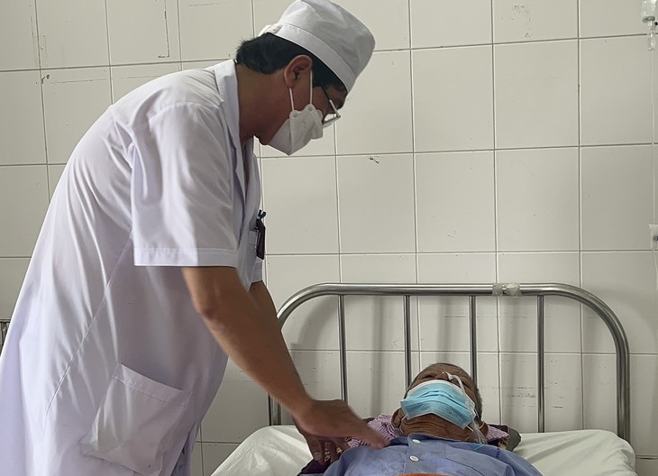 Hội chẩn nhiều chuyên khoa gắp xương gà nằm sâu trong thực quản cụ ông- Ảnh 2. Hội chẩn nhiều chuyên khoa gắp xương gà nằm sâu trong thực quản cụ ông- Ảnh 2.