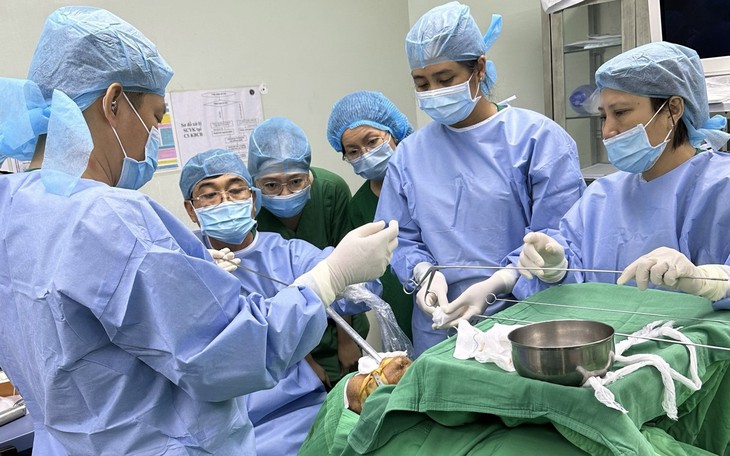Hội chẩn nhiều chuyên khoa gắp xương gà nằm sâu trong thực quản cụ ông