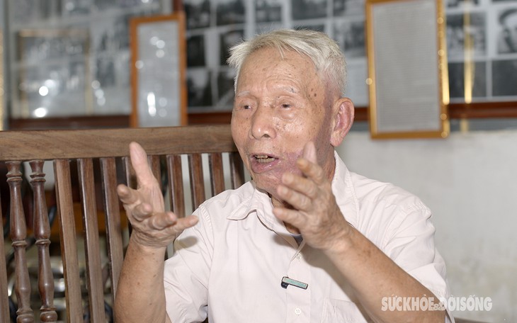 Lão nông say mê kể chuyện Bác Hồ bằng hình ảnh