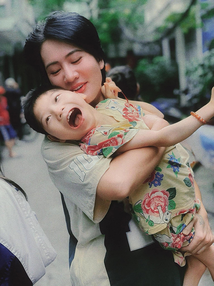 Xúc động hình ảnh diễn viên Minh Cúc tình cảm bên con gái bị bại não bước sang tuổi 14- Ảnh 3. Xúc động hình ảnh diễn viên Minh Cúc tình cảm bên con gái bị bại não bước sang tuổi 14- Ảnh 3.