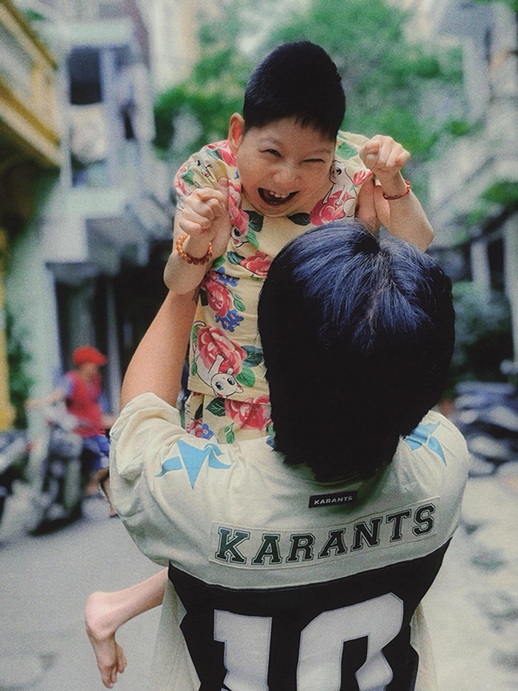 Xúc động hình ảnh diễn viên Minh Cúc tình cảm bên con gái bị bại não bước sang tuổi 14- Ảnh 4. Xúc động hình ảnh diễn viên Minh Cúc tình cảm bên con gái bị bại não bước sang tuổi 14- Ảnh 4.