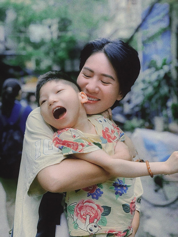 Xúc động hình ảnh diễn viên Minh Cúc tình cảm bên con gái bị bại não bước sang tuổi 14- Ảnh 5. Xúc động hình ảnh diễn viên Minh Cúc tình cảm bên con gái bị bại não bước sang tuổi 14- Ảnh 5.