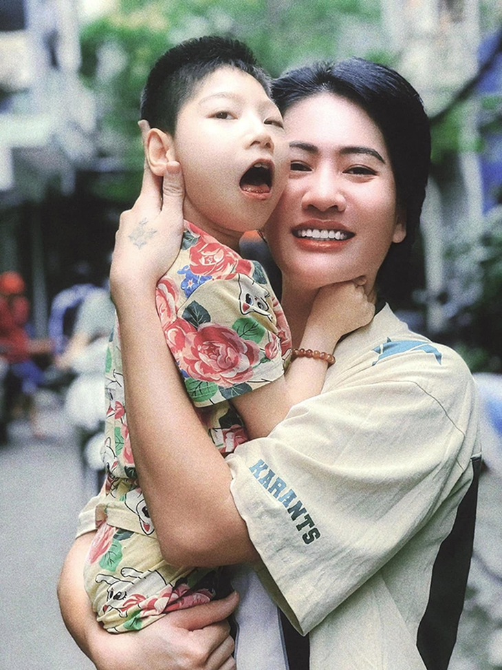 Xúc động hình ảnh diễn viên Minh Cúc tình cảm bên con gái bị bại não bước sang tuổi 14- Ảnh 6. Xúc động hình ảnh diễn viên Minh Cúc tình cảm bên con gái bị bại não bước sang tuổi 14- Ảnh 6.