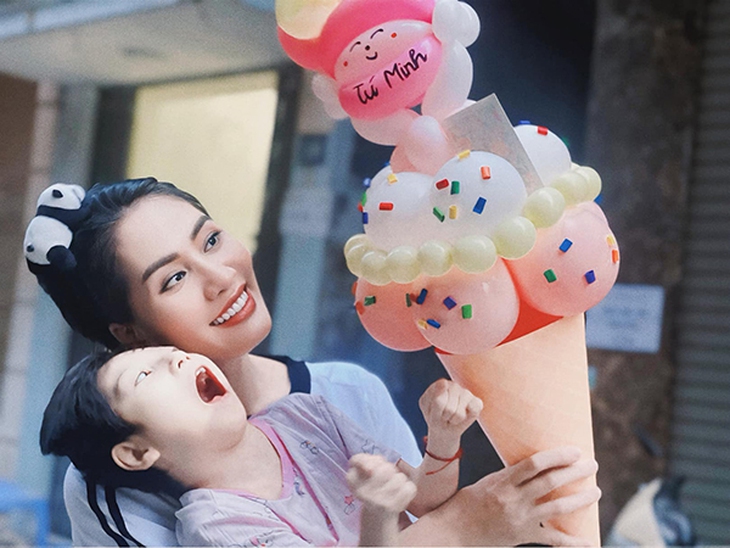 Xúc động hình ảnh diễn viên Minh Cúc tình cảm bên con gái bị bại não bước sang tuổi 14- Ảnh 8. Xúc động hình ảnh diễn viên Minh Cúc tình cảm bên con gái bị bại não bước sang tuổi 14- Ảnh 8.