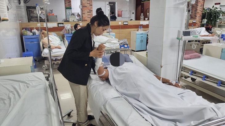 Bị hoại tử nặng vì trốn viện về nhà tự đắp thuốc nam chữa rắn cắn- Ảnh 2.