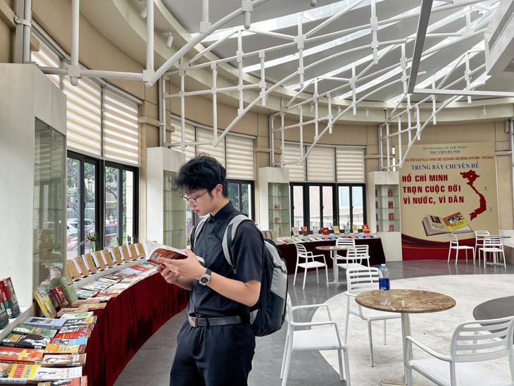 Trưng bày sách, báo kỷ niệm 134 năm Ngày sinh Chủ tịch Hồ Chí Minh- Ảnh 4. Trưng bày sách, báo kỷ niệm 134 năm Ngày sinh Chủ tịch Hồ Chí Minh- Ảnh 4.