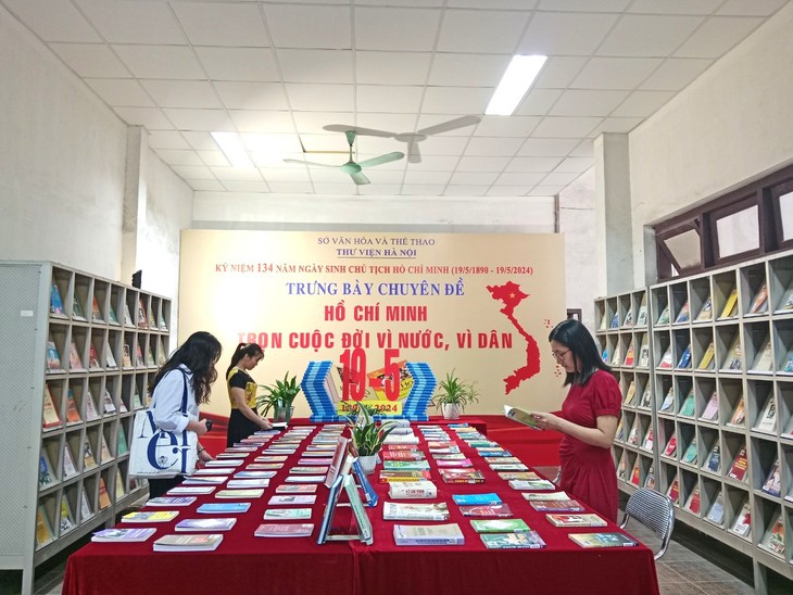 Trưng bày sách, báo kỷ niệm 134 năm Ngày sinh Chủ tịch Hồ Chí Minh- Ảnh 1. Trưng bày sách, báo kỷ niệm 134 năm Ngày sinh Chủ tịch Hồ Chí Minh- Ảnh 1.