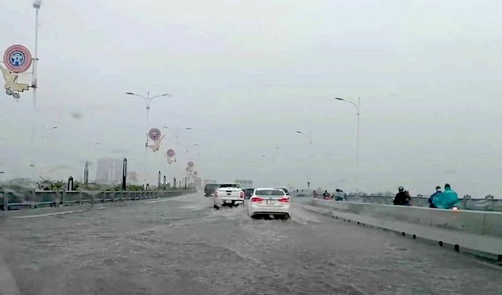 Hà Nội yêu cầu làm rõ nguyên nhân ngập nước trên cầu Vĩnh Tuy 2- Ảnh 1. Hà Nội yêu cầu làm rõ nguyên nhân ngập nước trên cầu Vĩnh Tuy 2- Ảnh 1.