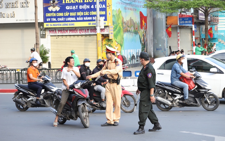 Tổ công tác đặc biệt xử lý vi phạm giao thông ngay trong khung giờ cao điểm