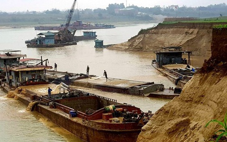 Nhà ven sông Hồng bị nứt do khai thác cát quá mức, người dân phải làm gì?