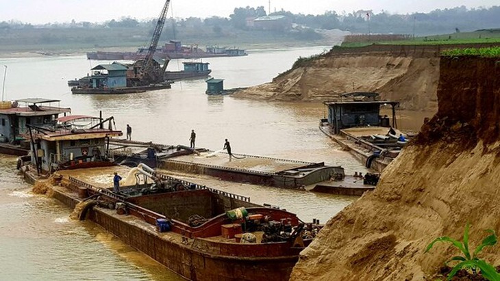 Nhà ven sông Hồng bị nứt do khai thác cát quá mức, người dân phải làm gì?- Ảnh 2.