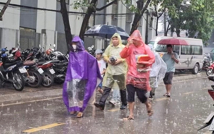 Miền Bắc mưa dông dài ngày do ảnh hưởng không khí lạnh
