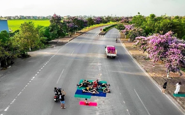 Bức xúc với nhóm yoga nằm, ngồi giữa đường để chụp hình
