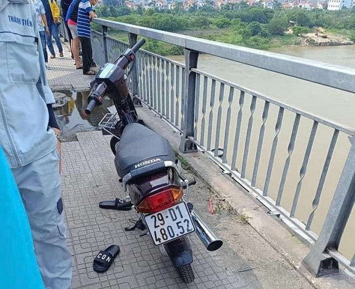 Nghi vấn thanh niên nhảy cầu Đông Trù, công an đang tìm kiếm- Ảnh 1.