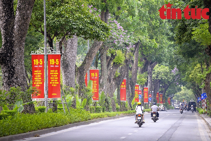 Hà Nội rực rỡ cờ hoa chào mừng kỷ niệm 134 năm ngày sinh Chủ tịch Hồ Chí Minh- Ảnh 3. Hà Nội rực rỡ cờ hoa chào mừng kỷ niệm 134 năm ngày sinh Chủ tịch Hồ Chí Minh- Ảnh 3.