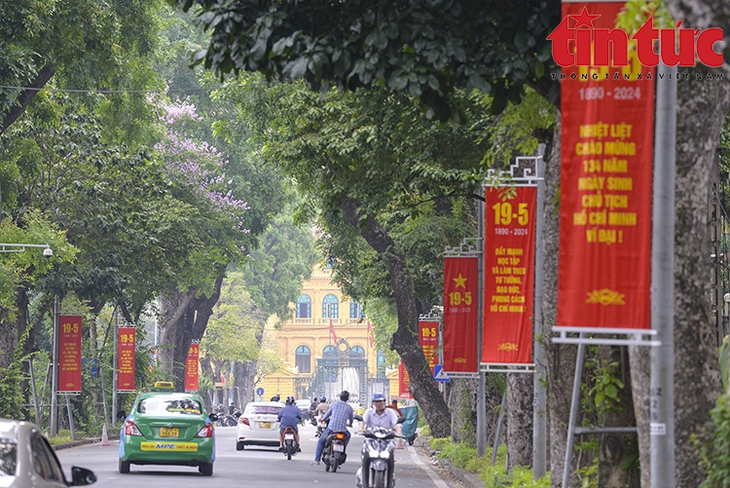 Hà Nội rực rỡ cờ hoa chào mừng kỷ niệm 134 năm ngày sinh Chủ tịch Hồ Chí Minh- Ảnh 4. Hà Nội rực rỡ cờ hoa chào mừng kỷ niệm 134 năm ngày sinh Chủ tịch Hồ Chí Minh- Ảnh 4.