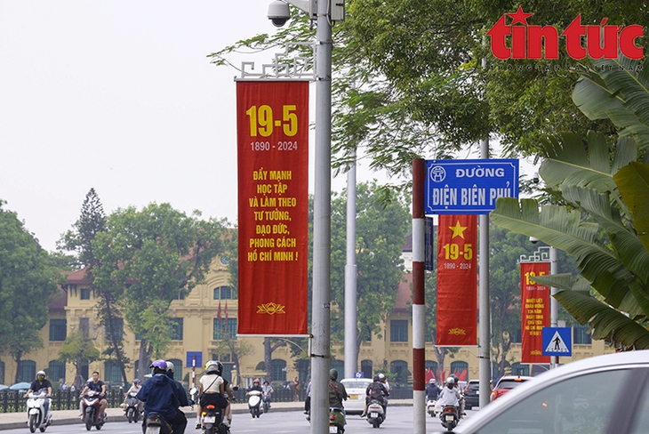 Hà Nội rực rỡ cờ hoa chào mừng kỷ niệm 134 năm ngày sinh Chủ tịch Hồ Chí Minh- Ảnh 5. Hà Nội rực rỡ cờ hoa chào mừng kỷ niệm 134 năm ngày sinh Chủ tịch Hồ Chí Minh- Ảnh 5.