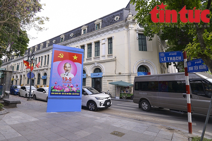 Hà Nội rực rỡ cờ hoa chào mừng kỷ niệm 134 năm ngày sinh Chủ tịch Hồ Chí Minh- Ảnh 6. Hà Nội rực rỡ cờ hoa chào mừng kỷ niệm 134 năm ngày sinh Chủ tịch Hồ Chí Minh- Ảnh 6.