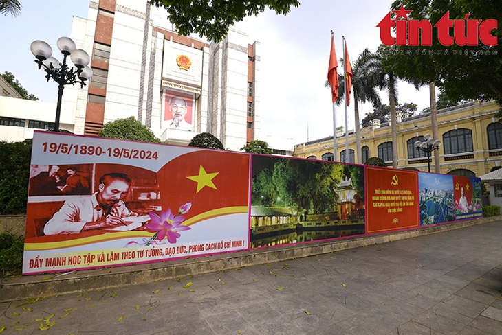 Hà Nội rực rỡ cờ hoa chào mừng kỷ niệm 134 năm ngày sinh Chủ tịch Hồ Chí Minh- Ảnh 2. Hà Nội rực rỡ cờ hoa chào mừng kỷ niệm 134 năm ngày sinh Chủ tịch Hồ Chí Minh- Ảnh 2.