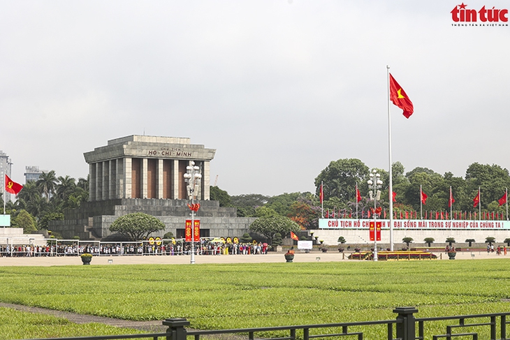 Hà Nội rực rỡ cờ hoa chào mừng kỷ niệm 134 năm ngày sinh Chủ tịch Hồ Chí Minh- Ảnh 1. Hà Nội rực rỡ cờ hoa chào mừng kỷ niệm 134 năm ngày sinh Chủ tịch Hồ Chí Minh- Ảnh 1.