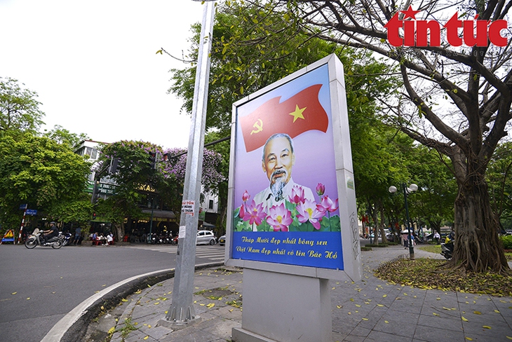 Hà Nội rực rỡ cờ hoa chào mừng kỷ niệm 134 năm ngày sinh Chủ tịch Hồ Chí Minh- Ảnh 7. Hà Nội rực rỡ cờ hoa chào mừng kỷ niệm 134 năm ngày sinh Chủ tịch Hồ Chí Minh- Ảnh 7.