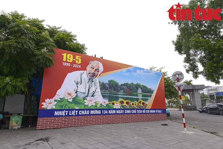 Hà Nội rực rỡ cờ hoa chào mừng kỷ niệm 134 năm ngày sinh Chủ tịch Hồ Chí Minh- Ảnh 8. Hà Nội rực rỡ cờ hoa chào mừng kỷ niệm 134 năm ngày sinh Chủ tịch Hồ Chí Minh- Ảnh 8.