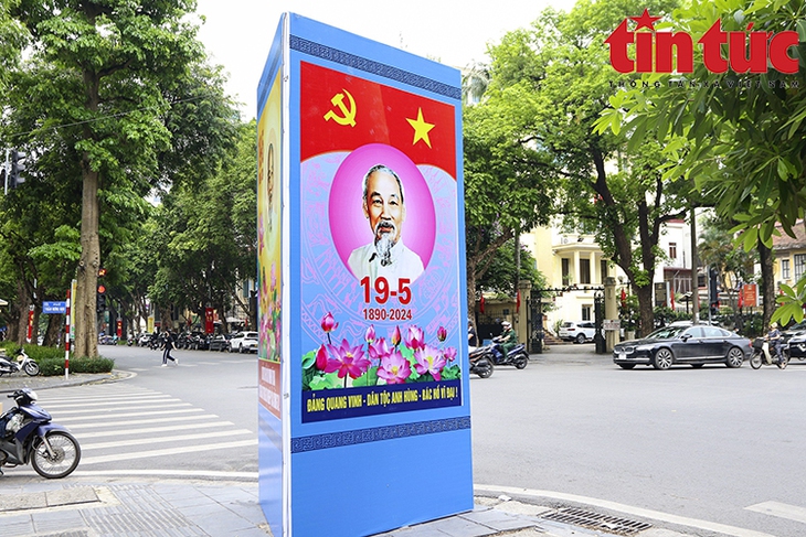 Hà Nội rực rỡ cờ hoa chào mừng kỷ niệm 134 năm ngày sinh Chủ tịch Hồ Chí Minh- Ảnh 10. Hà Nội rực rỡ cờ hoa chào mừng kỷ niệm 134 năm ngày sinh Chủ tịch Hồ Chí Minh- Ảnh 10.