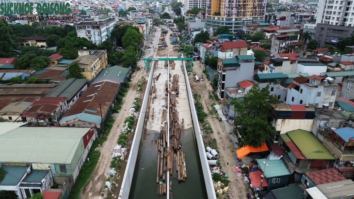 Hầm chui Giải Phóng vắng bóng công nhân, rào chắn thi công 'cắt xẻ' đường Kim Đồng- Ảnh 4. Hầm chui Giải Phóng vắng bóng công nhân, rào chắn thi công 'cắt xẻ' đường Kim Đồng- Ảnh 4.