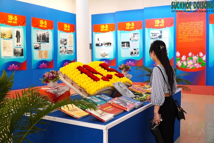 Triển lãm 'Hồ Chí Minh đẹp nhất tên Người' kỷ niệm 134 năm ngày sinh Chủ tịch Hồ Chí Minh- Ảnh 3. Triển lãm 'Hồ Chí Minh đẹp nhất tên Người' kỷ niệm 134 năm ngày sinh Chủ tịch Hồ Chí Minh- Ảnh 3.