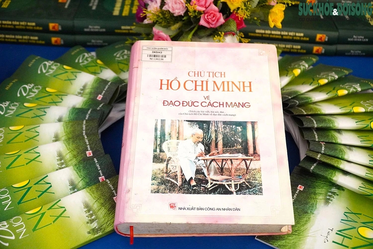 Triển lãm 'Hồ Chí Minh đẹp nhất tên Người' kỷ niệm 134 năm ngày sinh Chủ tịch Hồ Chí Minh- Ảnh 4. Triển lãm 'Hồ Chí Minh đẹp nhất tên Người' kỷ niệm 134 năm ngày sinh Chủ tịch Hồ Chí Minh- Ảnh 4.