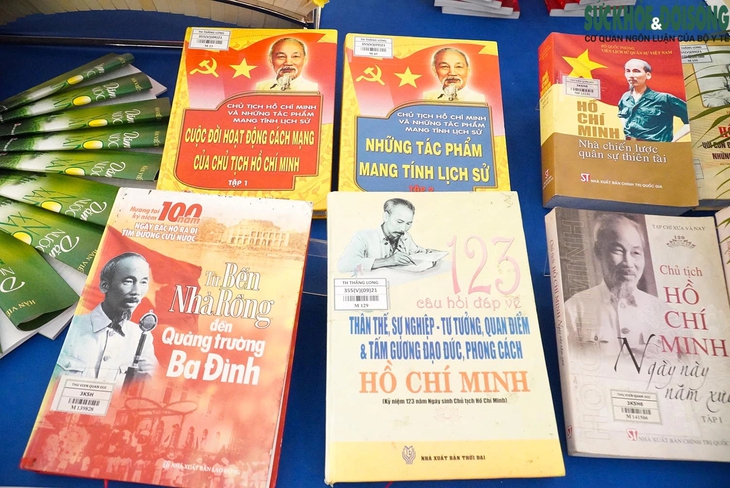 Triển lãm 'Hồ Chí Minh đẹp nhất tên Người' kỷ niệm 134 năm ngày sinh Chủ tịch Hồ Chí Minh- Ảnh 9. Triển lãm 'Hồ Chí Minh đẹp nhất tên Người' kỷ niệm 134 năm ngày sinh Chủ tịch Hồ Chí Minh- Ảnh 9.
