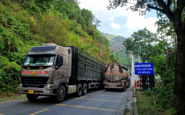 Cầu huyết mạch nối Quốc lộ 9 đi cửa khẩu gặp sự cố nguy hiểm
