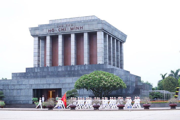 Hà Nội phân luồng giao thông, bố trí bãi xe phục vụ người dân vào Lăng viếng Bác dịp 30/4- Ảnh 2.