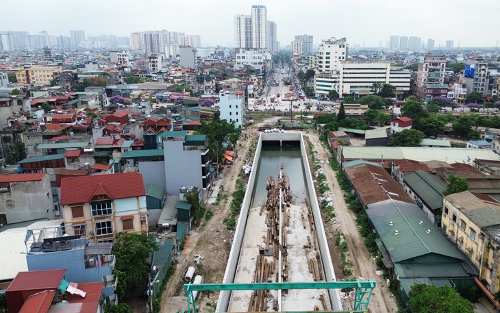 Hầm chui Giải Phóng vắng bóng công nhân, rào chắn thi công 