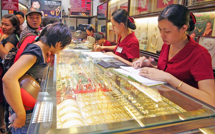 Quy định không mua bán vàng bằng tiền mặt khó khả thi?