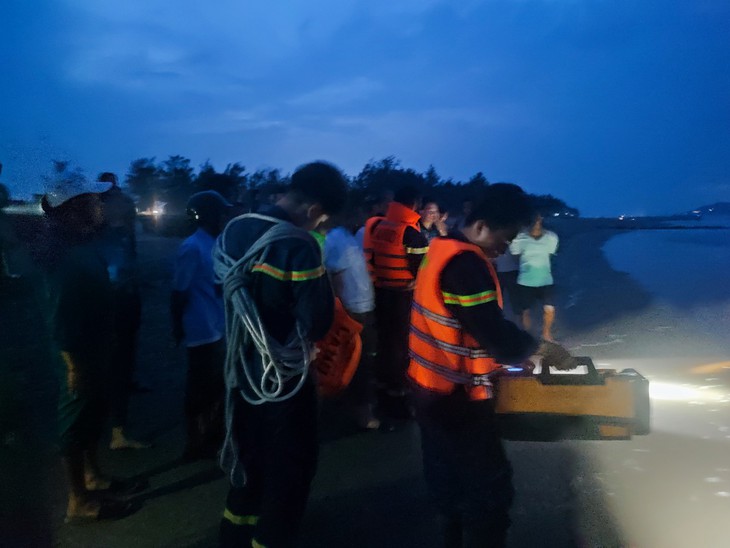 Hai học sinh mất tích khi đi tắm biển, đến 20h hôm nay vẫn đang tiếp tục tìm kiếm- Ảnh 2. Hai học sinh mất tích khi đi tắm biển, đến 20h hôm nay vẫn đang tiếp tục tìm kiếm- Ảnh 2.