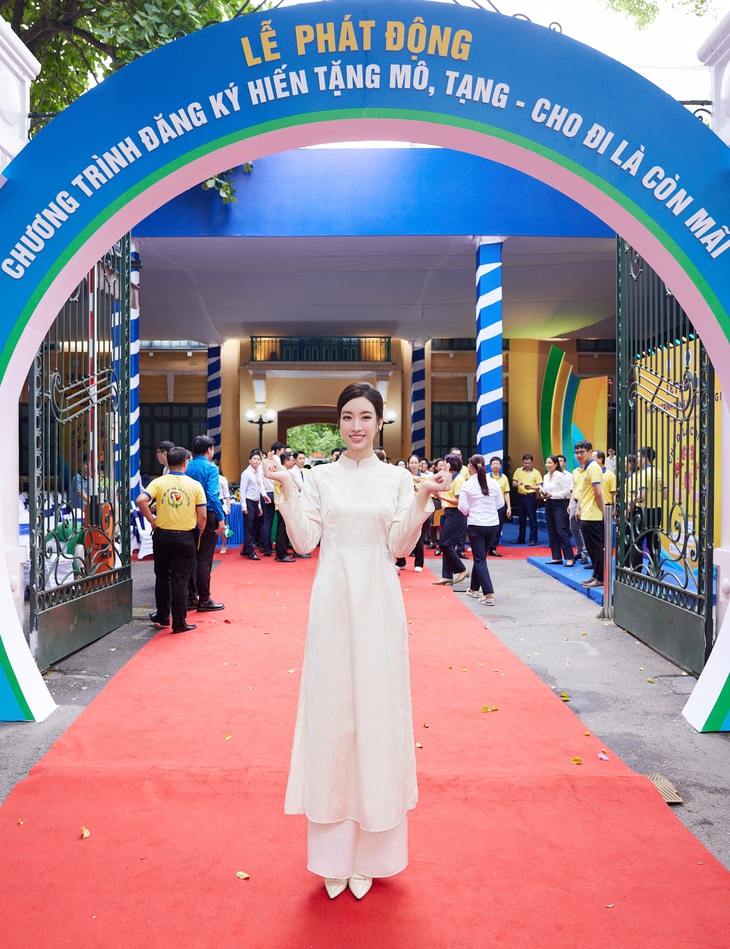 Đỗ Mỹ Linh thanh lịch xuất hiện ủng hộ Hoa hậu Huỳnh Thị Thanh Thủy đăng ký hiến tạng- Ảnh 5. Đỗ Mỹ Linh thanh lịch xuất hiện ủng hộ Hoa hậu Huỳnh Thị Thanh Thủy đăng ký hiến tạng- Ảnh 5.